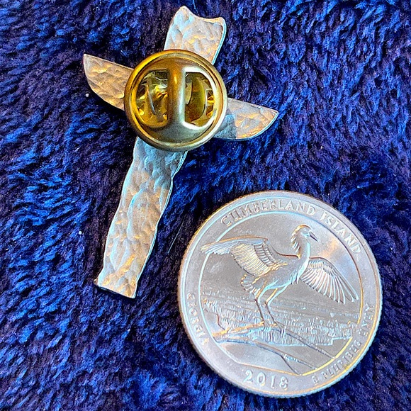 Totem pole tie tack authentic North Canada vintage unisex pin Silvertone Brooch - Picture 2 of 2